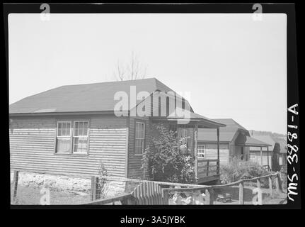 Cette photographie de 1946 montre une maison de mineur de quatre pièces appartenant à une société à la mine Rockhill #5 de Rockhill Coal Company à Robertsdale, en Pennsylvanie. La maison faisait partie des logements fournis par la société pour les travailleurs. Banque D'Images