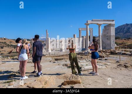 Naxos, Grèce - 2 octobre 2024 : Groupe de jeunes touristes explorant l'ancien temple de Déméter Banque D'Images