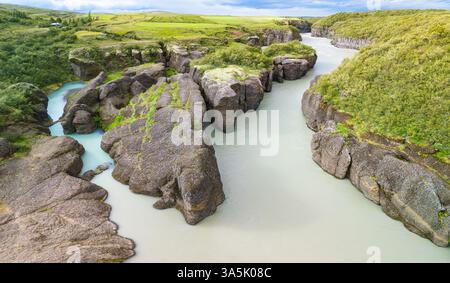Vue aérienne par drone du canyon de Brúarhlöð sur la rivière Hvitá en Islande Banque D'Images