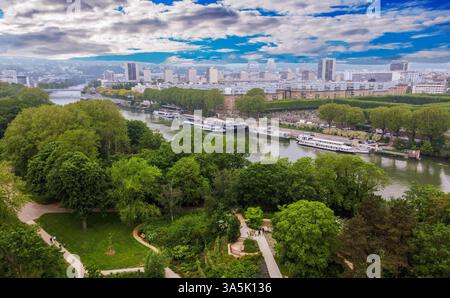 Vue aérienne sur Paris - partie de l'Ile Saint-Germain . Sur la rive droite - cimetière Pirre Grenier. De Boulogne Billancourt. Bateaux amarrés à la rive. En position de stationnement Banque D'Images