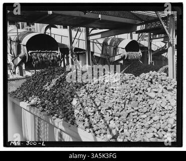 Un wagon de chemin de fer est chargé de charbon à la pointe de la mine Victory de la Pyramid Coal Company à Terre haute, Indiana, une mine qui est opérationnelle depuis 1943. Banque D'Images