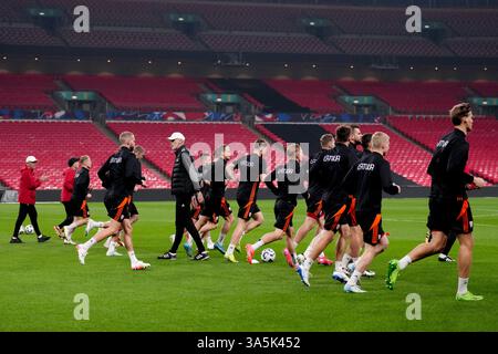 Paolo Nicolato, entraîneur-chef de la Lettonie, observe ses joueurs pendant la séance d’entraînement au stade de Wembley, à Londres. Date de la photo : dimanche 23 mars 2025. Banque D'Images