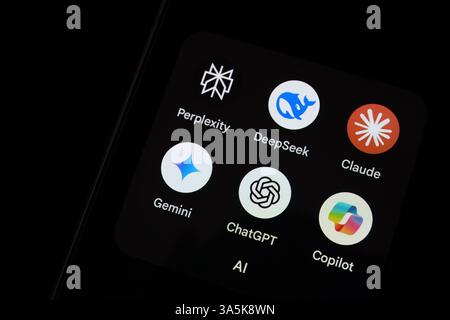 Vue de haut en bas de l'écran du smartphone montrant le dossier nommé ai avec six applications d'intelligence artificielle : Perplexity, DeepSeek, Claude, Gemini, ChatGPT, et C. Banque D'Images