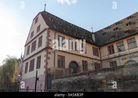 STRASBOURG, FRANCE - 19 SEPTEMBRE 2024 : Musée historique de Strasbourg (Musée historique de Strasbourg) en France, présentant son archit distinctif Banque D'Images