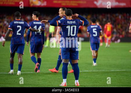 Valencia, Espagne. 23 mars 2025. VALENCE, ESPAGNE - 23 MARS : le néerlandais Memphis Depay célèbre sa victoire après avoir marqué le premier but de son équipe lors du match d'étape deux en quart de finale de l'UEFA Nations League entre l'Espagne et les pays-Bas au stade Mestalla le 23 mars 2025 à Valence, Espagne. (Photo de Francisco Macia/photo Players images/Magara Press) crédit : Magara Press SL/Alamy Live News Banque D'Images