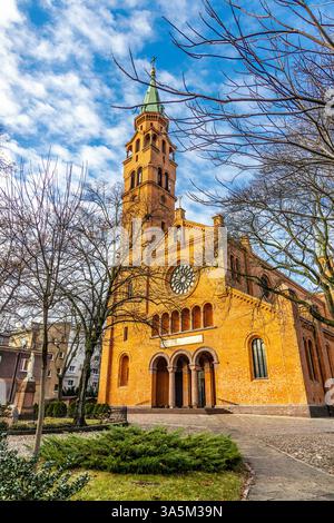 Église Saint Augustin construite à l'origine en 1896 et reconstruite après la guerre dans les années 1950, Nowolipki, Varsovie, Pologne Banque D'Images