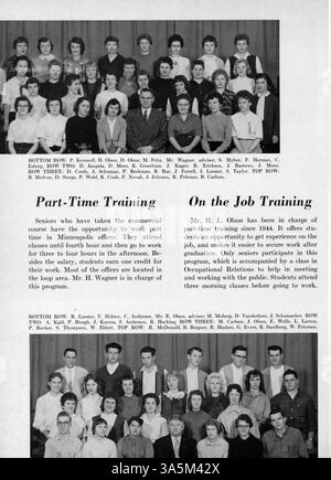 L'annuaire 'Sagamore' de 1959 de Roosevelt High School documente les événements clés, la vie étudiante, les professeurs, les réalisations sportives et les activités parascolaires au cours de l'année scolaire 1958-1959-, offrant un aperçu de l'expérience de l'école secondaire de la fin des années 1950 Banque D'Images