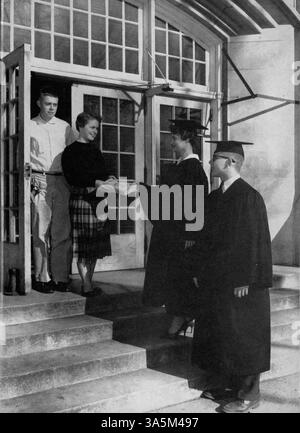 L'annuaire « Sagamore » 1959 de l'école secondaire Roosevelt présente les faits saillants de l'année scolaire 1958-1959, y compris les étudiants, l'athlétisme, les clubs et le corps professoral. Banque D'Images