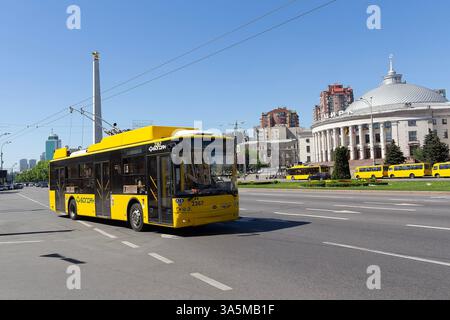 Kiev, Ukraine - 30 avril 2018 : trolleybus jaune dans les rues de Kiev Banque D'Images