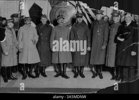 Cette photographie capture l'accueil du maréchal Ferdinand Foch, commandant en chef des armées alliées, dans les villes jumelles, soulignant sa visite et son accueil pendant la première Guerre mondiale Banque D'Images