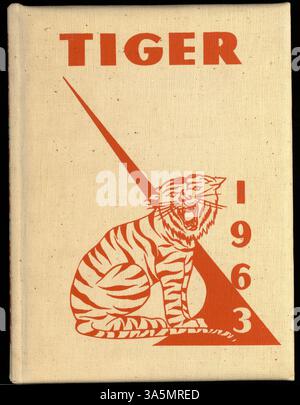 Le South High Yearbook 1963 met en lumière les étudiants, les professeurs, les clubs et les événements, avec un accent sur l'histoire et les réalisations afro-américaines au cours de l'année scolaire 1962-1963. Banque D'Images