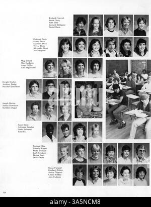 Cette édition 1984 de l'annuaire Wahian de Washburn High School couvre l'année scolaire 1983-1984 et capture les faits saillants des réalisations des étudiants, des sports, des événements académiques et les contributions des professeurs à la vie scolaire. Banque D'Images