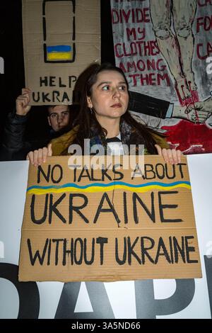 À l'avant de la manifestation, un manifestant tient une pancarte qui dit "pas de discours sur l'Ukraine sans l'Ukraine" pendant le rassemblement. Dans la soirée du 3 mars, des Polonais et des Ukrainiens ont manifesté devant l’ambassade américaine à Varsovie. À la suite de la rencontre controversée à la Maison Blanche entre le président Donald Trump, le vice-président J.D. Vance et le président ukrainien Volodymyr Zelenskyy, les militants se sont rassemblés avec des pancartes et des banderoles pour protester contre ce qu’ils estiment être le traitement honteux du responsable ukrainien. Depuis son arrivée au pouvoir plus tôt cette année, Donald Trump a indiqué qu’il le ferait Banque D'Images