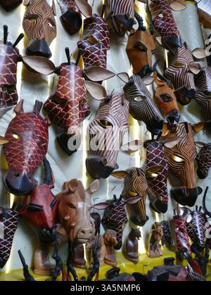 SHABA - LAC Nakaru, KENYA - nov 11,2022 - masques africains colorés représentant des zèbres, des girafes et d'autres animaux accrochés à un mur, créant un vibran Banque D'Images