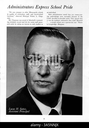 Cet annuaire 1964 de Marshall High School, Cardinal, capture les faits saillants académiques et parascolaires de l'année scolaire 1963-1964, mettant l'accent sur l'histoire afro-américaine, la vie étudiante et l'esprit scolaire. Banque D'Images
