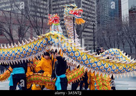 Les équipes de danse dragon du Centre culturel chinois se produisent pendant le festival Qing Ming. Calgary Alberta Canada. Banque D'Images
