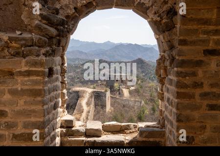 Une tour de guet à la Grande Muraille à Gubeikou. La randonnée de Gubeikou à Jinshanling présente des sections sauvages et restaurées de la Grande Muraille. Banque D'Images