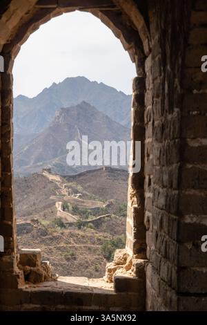 La Grande Muraille à Gubeikou. La randonnée de Gubeikou à Jinshanling présente des sections sauvages et restaurées de la Grande Muraille. Banque D'Images