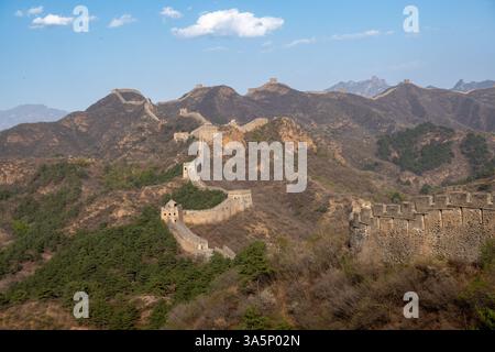 La Grande Muraille à Jinshanling. La randonnée de Gubeikou à Jinshanling présente des sections sauvages et restaurées de la Grande Muraille. Banque D'Images