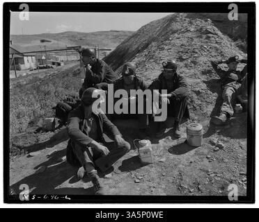 Les mineurs de la mine Reliance de l'Union Pacific Coal Company dans le comté de Sweetwater, Wyoming, attendent de passer sous terre au changement de quart de travail dans l'après-midi, mettant en valeur la routine quotidienne des mineurs de charbon. Banque D'Images