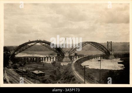 Cette image montre le pont de Mendota en construction, avec une ossature métallique façonnant la voûte en béton. Moulure en bois peut être vu d'un côté, tandis que l'autre arche est dans les premières étapes de l'achèvement. Banque D'Images