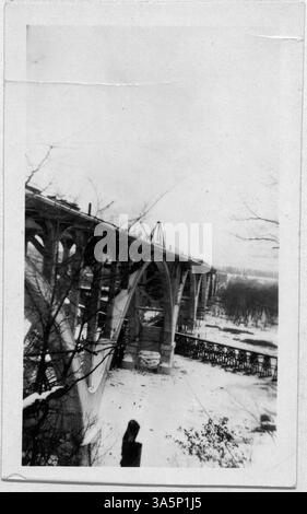 Cette photographie montre le pont de Mendota en construction, avec les nervures de voûte et les spandrels terminés, et seuls les travaux de chaussée restant pour terminer le projet. Banque D'Images