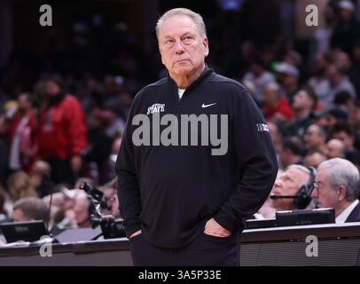 Cleveland, États-Unis. 23 mars 2025. L'entraîneur-chef de Michigan State Tom Izzo regarde son équipe contre les Lobos du Nouveau-Mexique en première mi-temps lors de la deuxième ronde du tournoi de basket-ball masculin de la NCAA au Rocket Arena de Cleveland, Ohio, le dimanche 23 mars 2025. Photo de Aaron Josefczyk/UPI crédit : UPI/Alamy Live News Banque D'Images