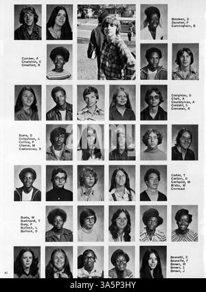 L'annuaire Centralian 1977 met en lumière l'année scolaire 1976-1977 à Central High School, mettant en vedette les élèves, les enseignants, les clubs, l'athlétisme, et l'histoire et les réalisations afro-américaines. Banque D'Images