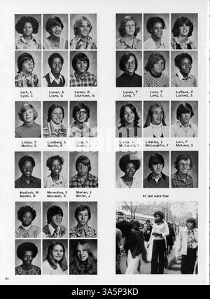 L’annuaire Centralian 1977 met en lumière l’année scolaire 1976-1977 au Central High, documentant les élèves, les enseignants, l’athlétisme, les clubs, et des contributions culturelles afro-américaines significatives. Banque D'Images