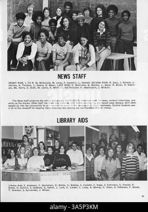 Cet annuaire centralien 1977 met en lumière l’année académique 1976-1977 au Central High, documentant la vie étudiante, les équipes sportives, les clubs, les enseignants, et l'histoire culturelle afro-américaine. Banque D'Images