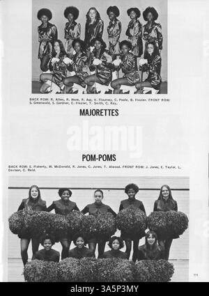 L'annuaire Centralian 1977 saisit l'année scolaire 1976-1977 à Central High, avec des faits saillants sur l'athlétisme, les clubs étudiants, le corps professoral et l'intégration de l'histoire afro-américaine dans la culture scolaire. Banque D'Images