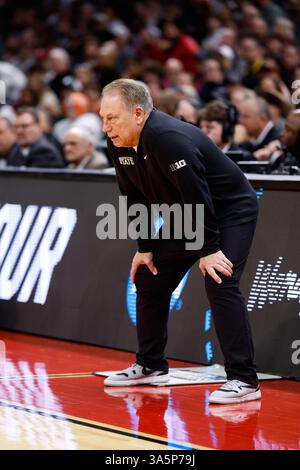 Cleveland, Ohio, États-Unis. Cleveland, Ohio, États-Unis. 23 mars 2025. L'entraîneur-chef des Michigan State Spartans Tom Izzo regarde le match pendant la première moitié du tournoi de basket-ball masculin NCAA du Nouveau-Mexique - région Sud - 2e tour au Rocket Arena de Cleveland, Ohio. Brian Fisher/CSM (image crédit : © Brian Fisher/Cal Sport Media). Crédit : csm/Alamy Live News Banque D'Images