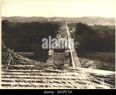 Cette image montre le pont de Mendota en construction, avec une vue depuis le flanc de la colline révélant les bases de l'arche qui s'étendent au loin. Le projet met en valeur l'ingénierie et la conception de cette infrastructure importante. Banque D'Images