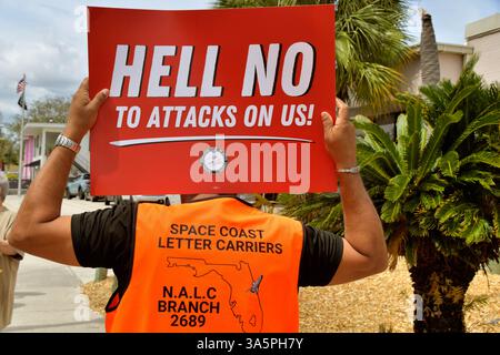 Melbourne, comté de Brevard, Floride. ÉTATS-UNIS. 23 mars 2025 « Hell No » était le slogan sur le devant des panneaux rouges alors que les membres de la National Association of Letters Carriers (NALC) protestaient devant le bureau de poste de Melbourne et les rues environnantes. Les 295 000 membres actifs et retraités de la NALC ont un message à transmettre : Hands off the postal Service. Crédit photo : Julian Leek/Alamy Live News Banque D'Images