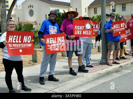 Melbourne, comté de Brevard, Floride. ÉTATS-UNIS. 23 mars 2025 « Hell No » était le slogan sur le devant des panneaux rouges alors que les membres de la National Association of Letters Carriers (NALC) protestaient devant le bureau de poste de Melbourne et les rues environnantes. Les 295 000 membres actifs et retraités de la NALC ont un message à transmettre : Hands off the postal Service. Crédit photo : Julian Leek/Alamy Live News Banque D'Images
