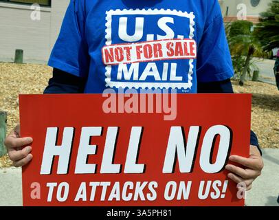 Melbourne, comté de Brevard, Floride. ÉTATS-UNIS. 23 mars 2025 « Hell No » était le slogan sur le devant des panneaux rouges alors que les membres de la National Association of Letters Carriers (NALC) protestaient devant le bureau de poste de Melbourne et les rues environnantes. Les 295 000 membres actifs et retraités de la NALC ont un message à transmettre : Hands off the postal Service. Crédit photo : Julian Leek/Alamy Live News Banque D'Images