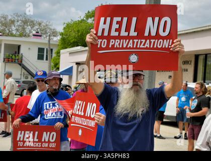 Melbourne, comté de Brevard, Floride. ÉTATS-UNIS. 23 mars 2025 « Hell No » était le slogan sur le devant des panneaux rouges alors que les membres de la National Association of Letters Carriers (NALC) protestaient devant le bureau de poste de Melbourne et les rues environnantes. Les 295 000 membres actifs et retraités de la NALC ont un message à transmettre : Hands off the postal Service. Crédit photo : Julian Leek/Alamy Live News Banque D'Images