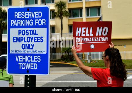 Melbourne, comté de Brevard, Floride. ÉTATS-UNIS. 23 mars 2025 « Hell No » était le slogan sur le devant des panneaux rouges alors que les membres de la National Association of Letters Carriers (NALC) protestaient devant le bureau de poste de Melbourne et les rues environnantes. Les 295 000 membres actifs et retraités de la NALC ont un message à transmettre : Hands off the postal Service. Crédit photo : Julian Leek/Alamy Live News Banque D'Images