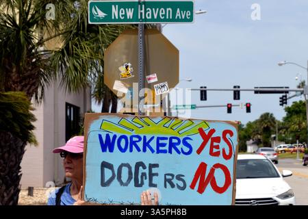 Melbourne, comté de Brevard, Floride. ÉTATS-UNIS. 23 mars 2025 « Hell No » était le slogan sur le devant des panneaux rouges alors que les membres de la National Association of Letters Carriers (NALC) protestaient devant le bureau de poste de Melbourne et les rues environnantes. Les 295 000 membres actifs et retraités de la NALC ont un message à transmettre : Hands off the postal Service. Crédit photo : Julian Leek/Alamy Live News Banque D'Images