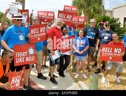 Melbourne, comté de Brevard, Floride. ÉTATS-UNIS. 23 mars 2025 « Hell No » était le slogan sur le devant des panneaux rouges alors que les membres de la National Association of Letters Carriers (NALC) protestaient devant le bureau de poste de Melbourne et les rues environnantes. Les 295 000 membres actifs et retraités de la NALC ont un message à transmettre : Hands off the postal Service. Crédit photo : Julian Leek/Alamy Live News Banque D'Images