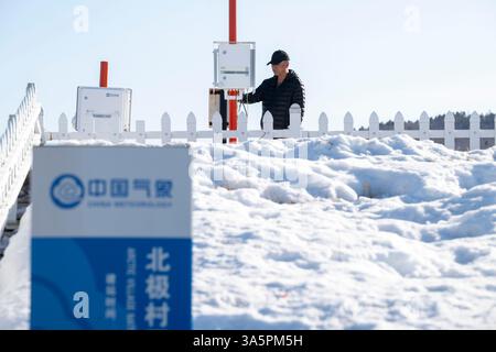 (250324) -- PÉKIN, 24 mars 2025 (Xinhua) -- le météorologue qu Bo vérifie l'équipement de la station météorologique de base nationale du village arctique à Mohe, dans la province du Heilongjiang, au nord-est de la Chine, le 22 mars 2025. La station météorologique la plus septentrionale de la Chine, la station météorologique de base nationale du village arctique, située à Beijicun, ou « Village du pôle Nord » dans la ville de Mohe, compte quatre météorologues. Ils patrouillent le matériel d'observation météorologique et effectuent la détection atmosphérique et la surveillance de la température des bâtiments des régions froides. Créée en 1957, la station météorologique a été modernisée Banque D'Images