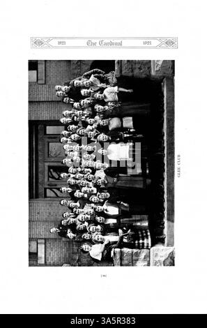 L’annuaire Cardinal de 1921 met en lumière les étudiants, les enseignants, l’athlétisme, les clubs et les événements scolaires de l’année scolaire 1920-1921 de l’East High School. Banque D'Images