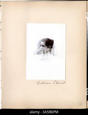 Cet album, compilé par Paul Barney, étudiant au Carleton College de la promotion de 1895, contient une série de photographies de ses années d'étudiant avant qu'il poursuive son doctorat en médecine à l'Université du Minnesota et devienne dentiste à Mankato, Minnesota. Banque D'Images