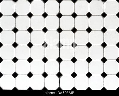 Gros plan de carreaux noirs et blancs rétro. Carreaux carrés blancs à carreaux avec motif diamant noir. Texture d'arrière-plan transparente. Banque D'Images