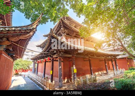 Bâtiments traditionnels chinois anciens, Mengzi, Yunnan, Chine. Banque D'Images