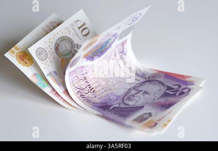 Photo de dossier datée du 20/08/24 d'une vue de billets de banque, £5, £10, £20 et £50 émis par la Banque d'Angleterre avec un portrait du roi Charles III les arriérés sur les factures des ménages ont grimpé de 25% parmi ceux qui recherchent des conseils de dette alors que la facture d'avril augmente à l'horizon, a averti un organisme de bienfaisance. L'organisme de bienfaisance StepChange a déclaré que son client moyen était de 3 911 £ en arriérés sur les factures du ménage, contre 3 124 £ en 2023. Date d'émission : lundi 24 mars 2025. Banque D'Images