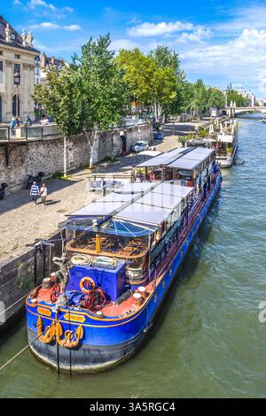 Bateau-restaurant flottant 'le Caliphe' amarré à côté du Pont des Arts sur la rive gauche de la Seine, Paris, France. Banque D'Images