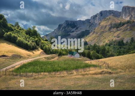 Nouvelle ferme de maison de montagne dans le paysage du parc national de Sutjeska, Bosnie-Herzégovine Banque D'Images