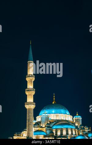 Photo verticale de fond islamique. Eminonu Yeni Cami aka Nouvelle Mosquée la nuit. Banque D'Images