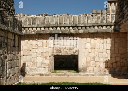 Mexique. Yucatan. Ville d'Uxmal. Style Puuc. Le quadrangle du bâtiment Birds West. Frise ornée de colonnades attachées à la façade. 800-1200 AD. Banque D'Images